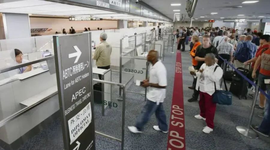 Señalización de carril APEC en aeropuerto de Australia — "Crew, Airline assist & APEC"